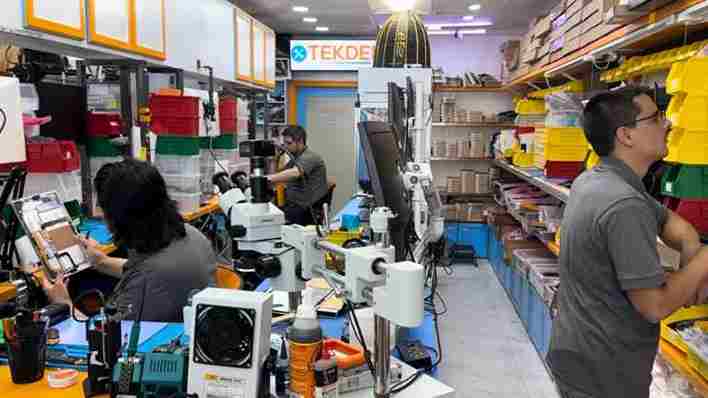 tekdep-technicians-working-on-worldwide-mail-in-device-repairs